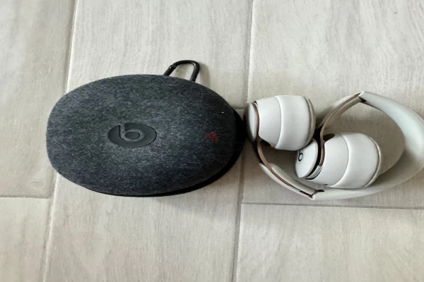 Beats Solo Pro (Gray)