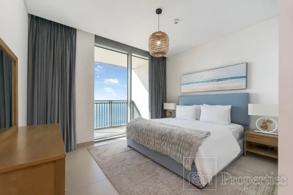 Luxury 3B+Storage | Furnished | Seafront Views